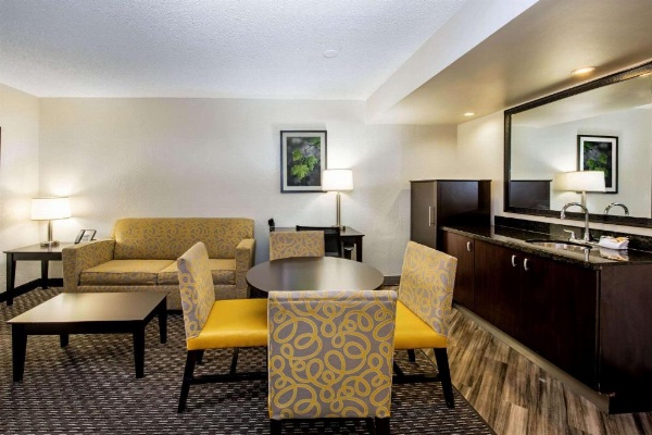 La Quinta Inn & Suites by Wyndham Fort Lauderdale Tamarac image 20